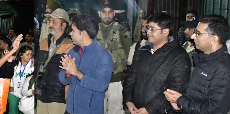 Div Com flags off first batch of SANJY pilgrims from Domail Baltal