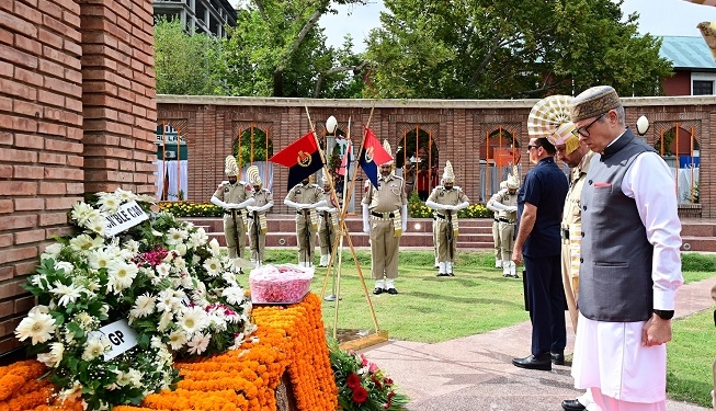 CM Omar Abdullah pays floral tributes at Balidan Stambh