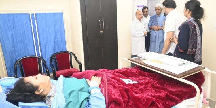 Lieutenant Governor visits GMC Jammu, enquires about the health of family members of Late Shri Rajinder Singh