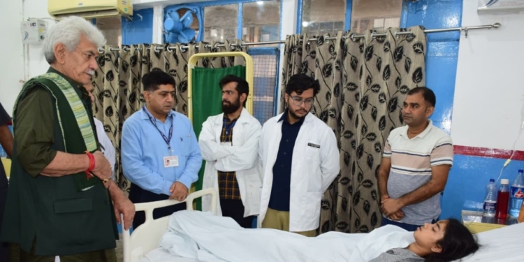 Lieutenant Governor visits GMC Jammu; enquires about health of citizens injured in Chashoti flash floods