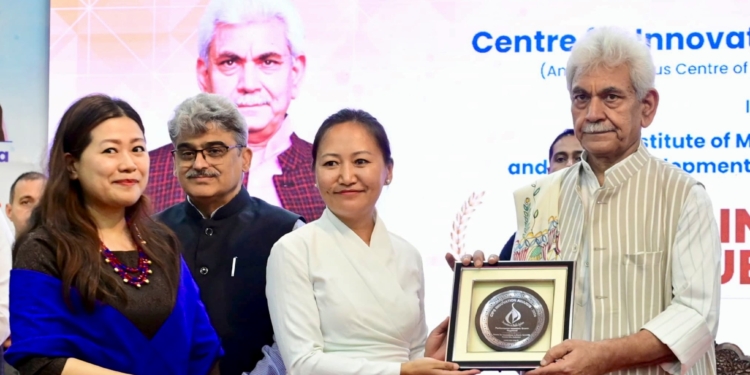 Lieutenant Governor felicitates the Winners of Centre for Innovations in Public Systems (CIPS) Awards in Srinagar