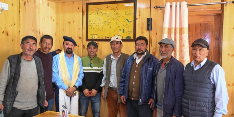 Stakchay Khangral delegation calls upon CEC Kargil Dr Jaffer Akhoon 