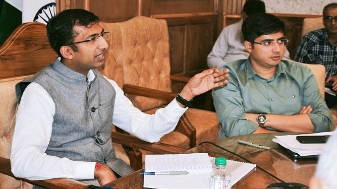 Div Com Kashmir reviews status of Srinagar Smart City projects