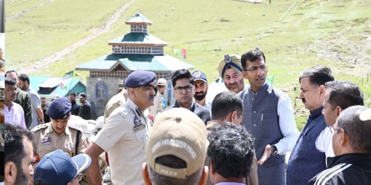 Over 2200 fruit-laden trucks evacuated via Mughal Road during past 24 hours: Div Com Kashmir