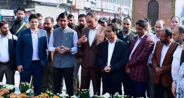 Div Com inaugurates 3rd Chrysanthemum Show at Lal Chowk Srinagar