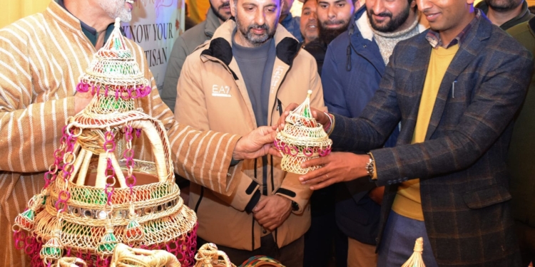 Div Com Kashmir Inaugurates 3-Day ‘Know Your Artisan’ Craft Carnival