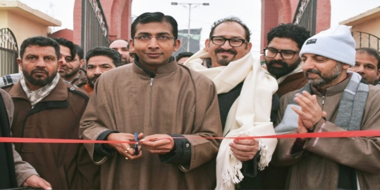 Div Com Kashmir Inaugurates Pheran Day, Jashn-e-Chilai-Kalan at Kashmir Haat