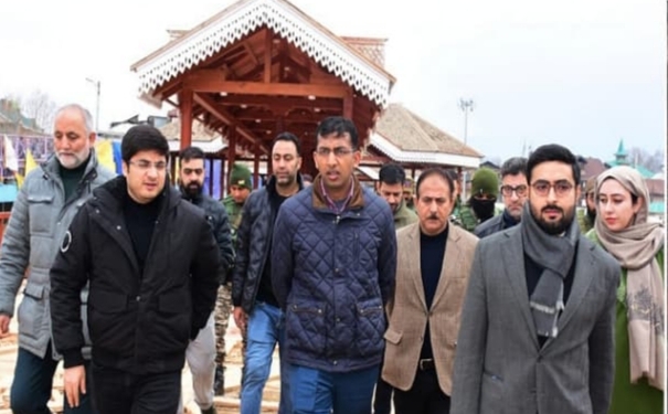 Div Com  Reviews Progress of Wooden Pedestrian Bridge at Amira Kadal