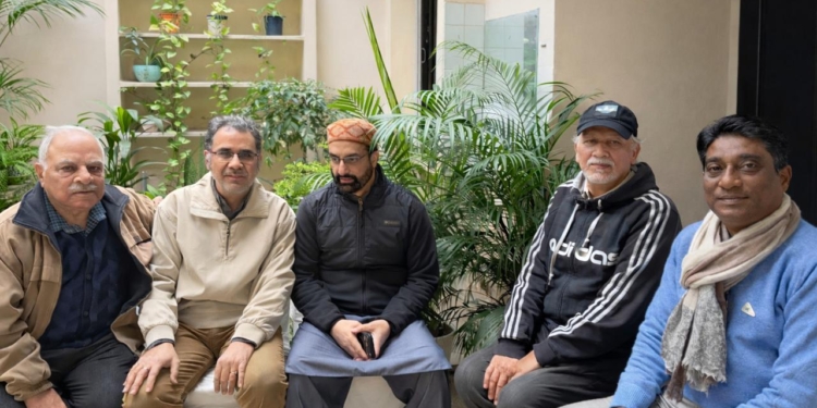 Mirwaiz-e-Kashmir Visits Bhushan Bazaz’s Residence in Delhi, Offers Condolences