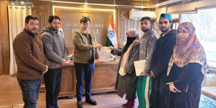 DC Baramulla distributes Compensation Cheque to Dependents of Accident Victim