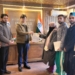 DC Baramulla distributes Compensation Cheque to Dependents of Accident Victim