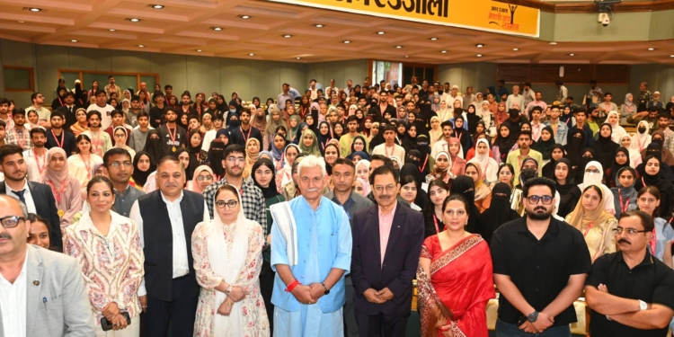 Lieutenant Governor Felicitated Brilliant Students At Amar Ujala Medhavi Chhatra Samman Samaroh