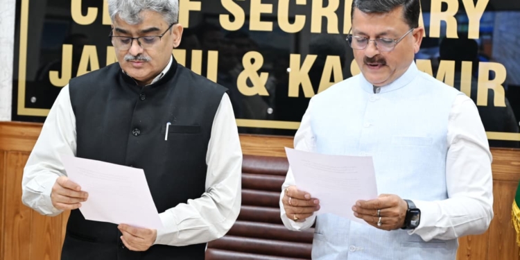 CS administers oath to Manoj Gupta as Member, J&K Water Resources Regulatory Authority