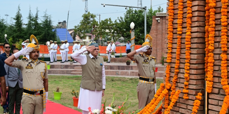 CM Omar Abdullah pays floral tributes at Balidan Stambh on 80th Independence Day
