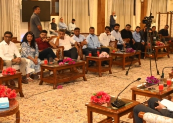 Lieutenant Governor interacts with delegation of media representatives from Mumbai